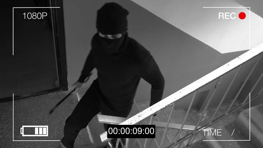 Videokamera filmt Einbrecher im Treppenhaus