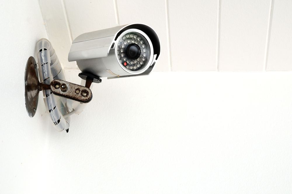 Kabelgebundene Überwachungskamera am Haus