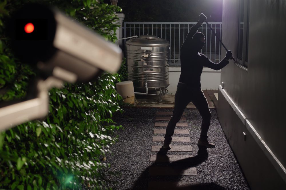 Überwachungskamera mit Nachtsichtfunktion filmt Einbrecher